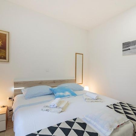 Apartment Esa Комижа Екстер'єр фото