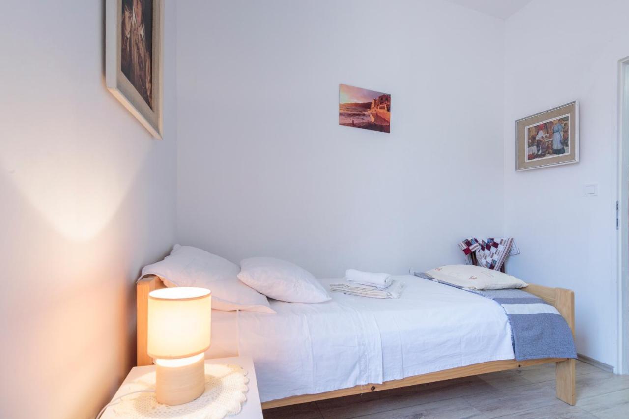 Apartment Esa Комижа Екстер'єр фото