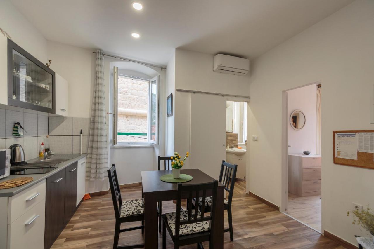 Apartment Esa Комижа Екстер'єр фото