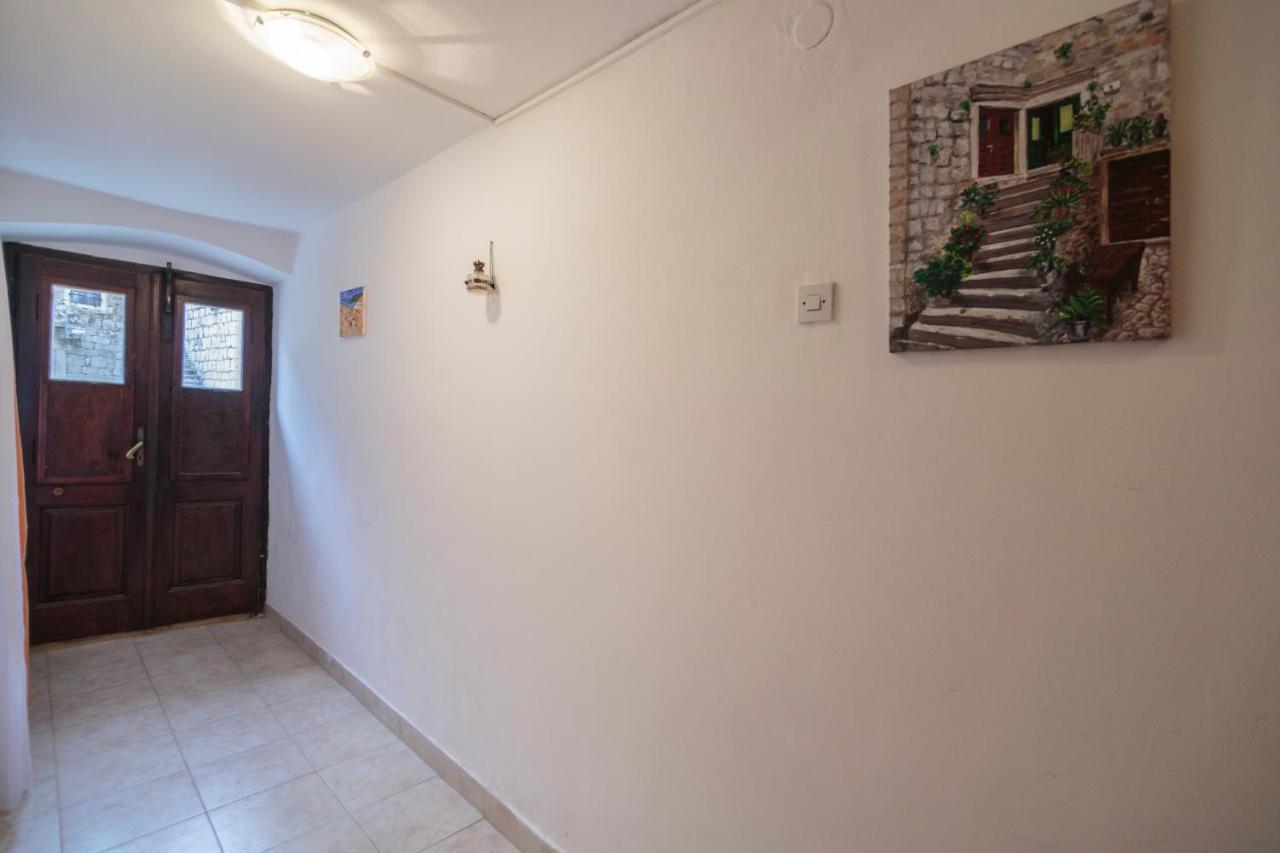 Apartment Esa Комижа Екстер'єр фото