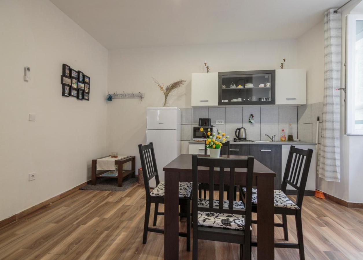 Apartment Esa Комижа Екстер'єр фото