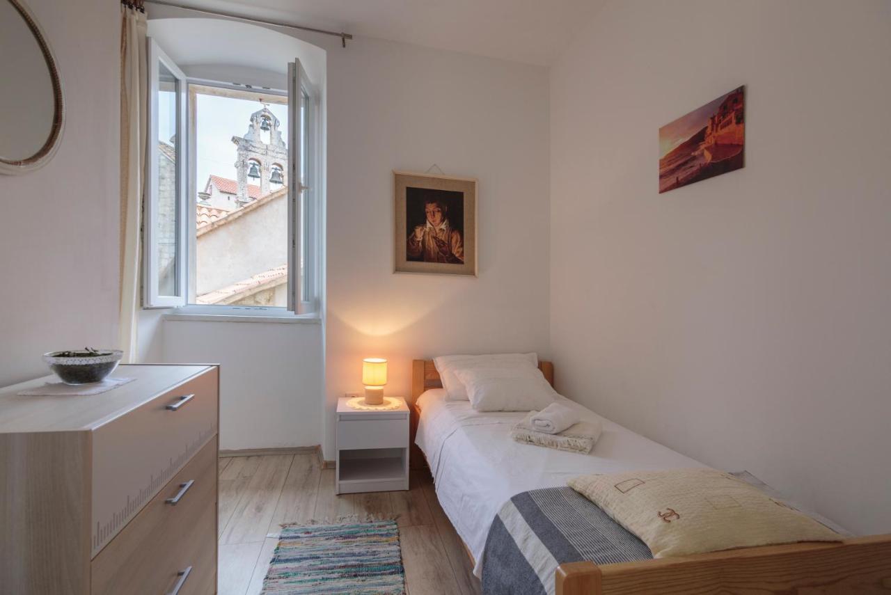 Apartment Esa Комижа Екстер'єр фото